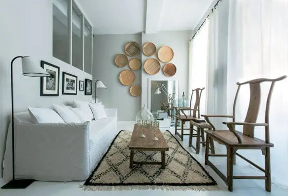 Materiais naturais: peneiras de palha decoram a sala de estar. Fonte: Viajando no Apê