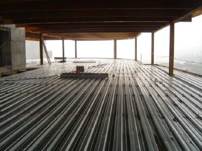 O método de steel deck facilita a passagem de tubulações para instalações prediais. Fonte: Real Estruturas