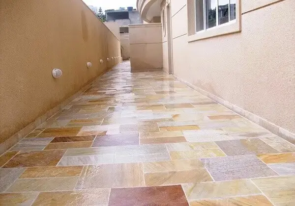 O revestimento de pedra São Tomé mesclado foi escolhido para compor o piso do corredor. Fonte: Paraíso das Pedras