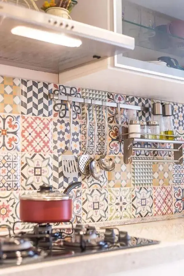 Painel de cerâmica para cozinha feita com ladrilhos coloridos. Fonte: Andrea Fonseca