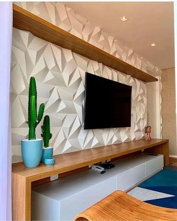 Painel feito de cerâmica e elementos em madeira decoram a sala de tv. Fonte: Planete Femmes