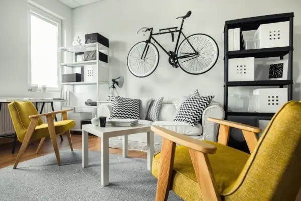 Programa de necessidades: sala de estar com bicicleta na decoração (foto: Brasil Storage)