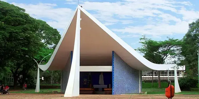 Projetada por Niemeyer, a Igrejinha Nossa Senhora de Fátima foi decorada com azulejos Athos Bulcão. Fonte: Agência Brasil