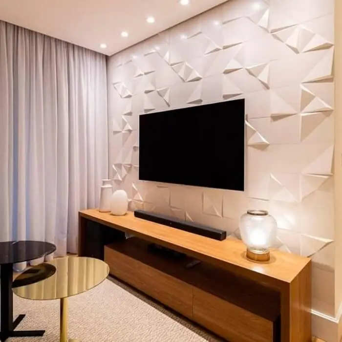 Sala com painel para tv de cerâmica. Fonte: Casa Park 3D