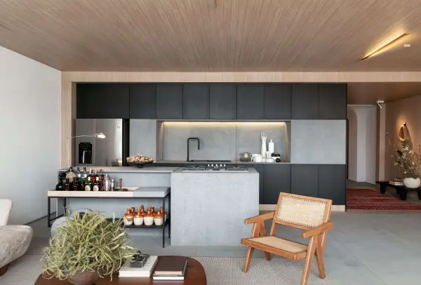 CASACOR SP 2021 Casa Å LEVE (Gustavo Martins) - cozinha integrada com sala de estar (Foto: Gruta Fotografia - Alessandro Gruetzmacher)