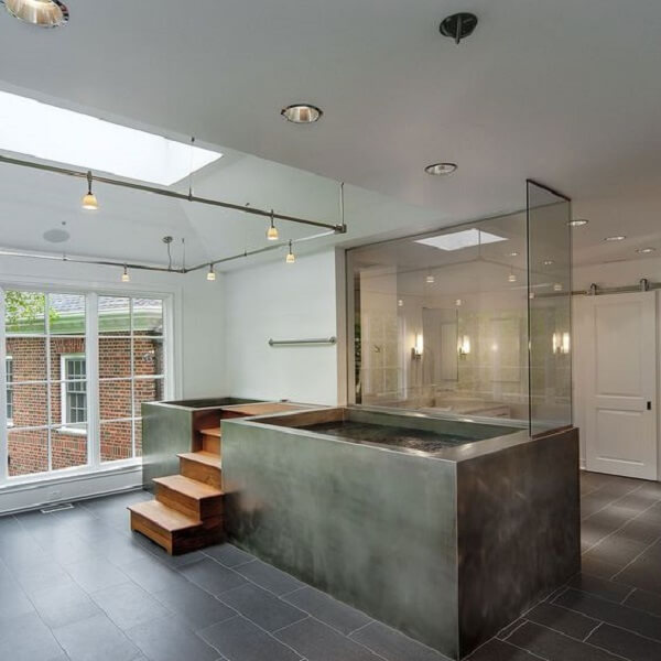 A banheira de alvenaria p0ode ser feita de tijolo ou de placa de concreto. Fonte: Backsplash