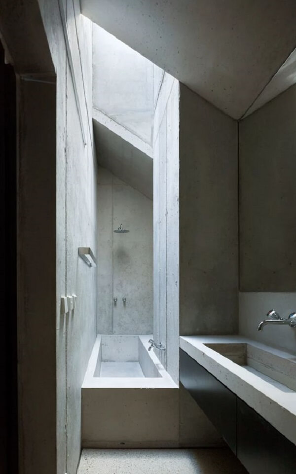 A claraboia do banheiro ilumina a banheira de alvenaria no box. Fonte: Divisare