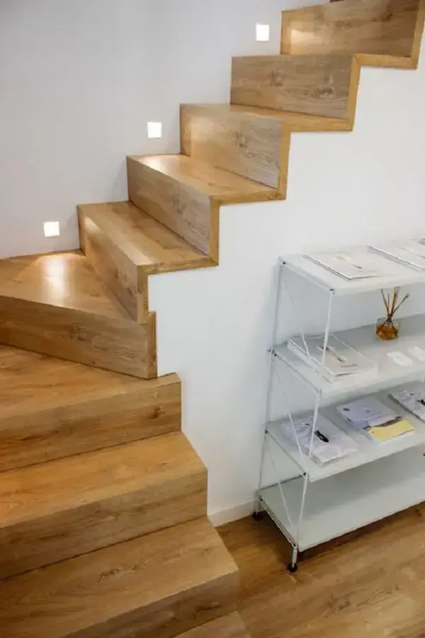 A escada em leque medidas é perfeito para casas com espaços limitados. Fonte: Homify BR