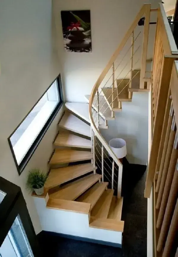 A escada em leque otimiza espaço no projeto. Fonte: Huse &amp; Home Ideas
