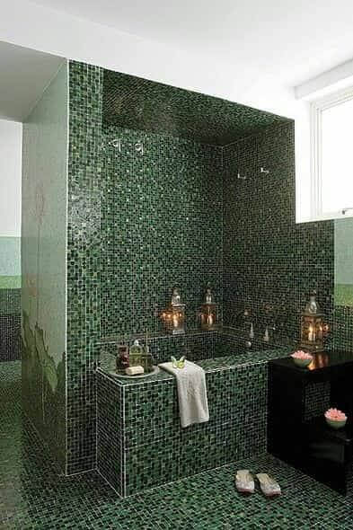 Banheira de alvenaria revestida com pastilha de vidro. Fonte: Intertvweb