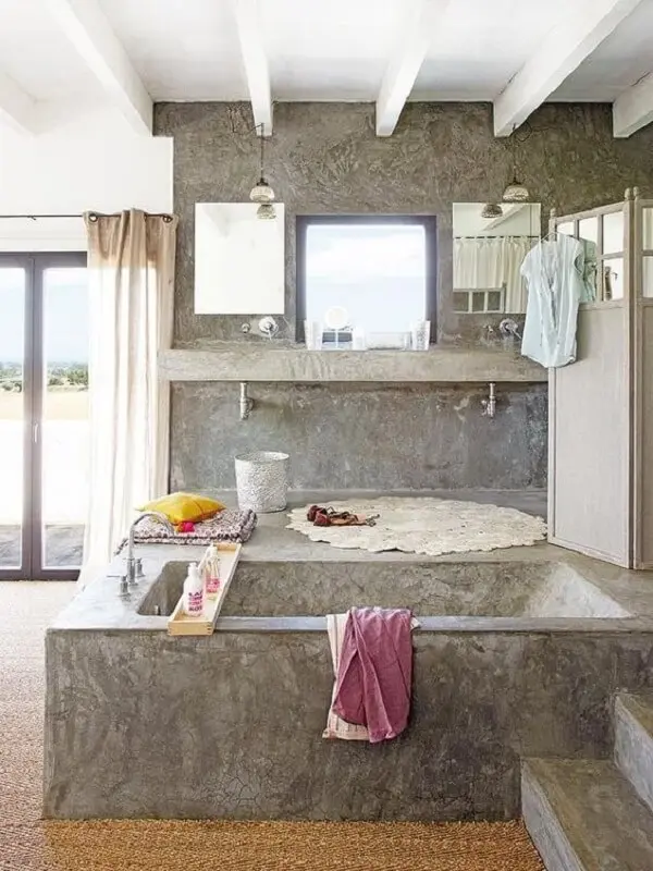 Crie um mini oásis dentro de casa com a banheira de alvenaria. Fonte: Micasa Revista
