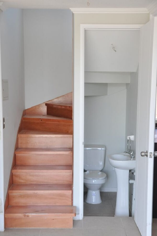 Embaixo da escada em leque foi criado um lavabo. Fonte: Escalimetro