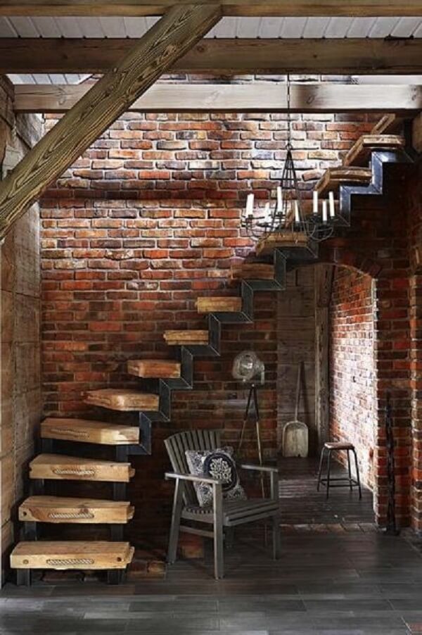 Escada em leque com degraus de madeira e detalhes em corda. Fonte: This Ivy House
