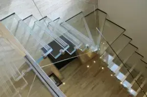 Escada em leque com degraus e guarda corpo de vidro. Fonte: Casa e Construção