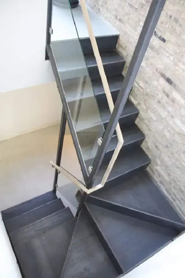 Escada em leque de ferro com guarda corpo de vidro. Fonte: Decor Fácil