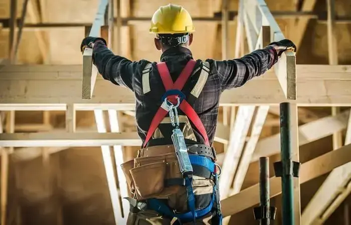 Fazendo uso dos EPIs é possível garantir a segurança dos trabalhadores no canteiro de obras. Fonte: AdobeStock.