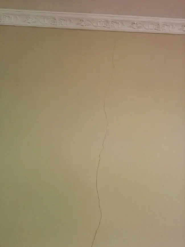 Fissura na parede na vertical. Fonte: Fórum da Casa