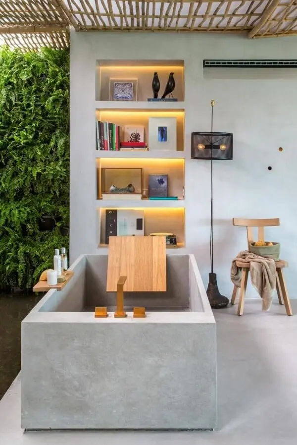 Pergolado de bambu, elementos em madeira e banheira feita de alvenaria completam o décor do banheiro. Fonte: Gisele Taranto