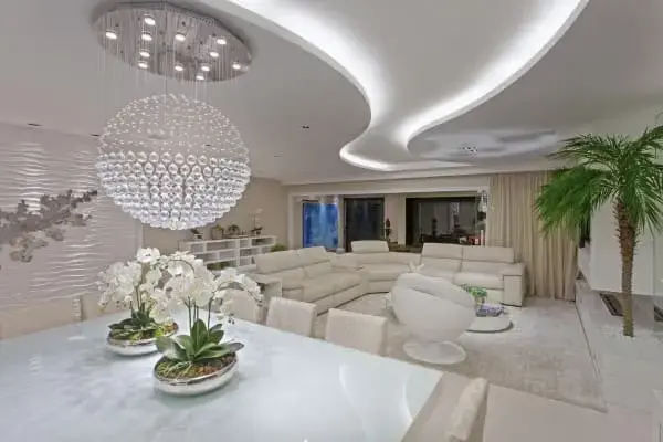 Projeto de iluminação: sala de estar com sanca com LED (foto: Iara Kilaris)