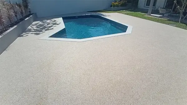 Projeto de área externa com piso fulget piscina. Fonte: Fulget Stone Cristal