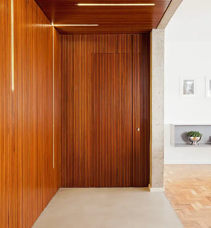 Transforme a decoração fazendo uso do painel ripado com porta oculta. Fonte: Arquitetura e Construção