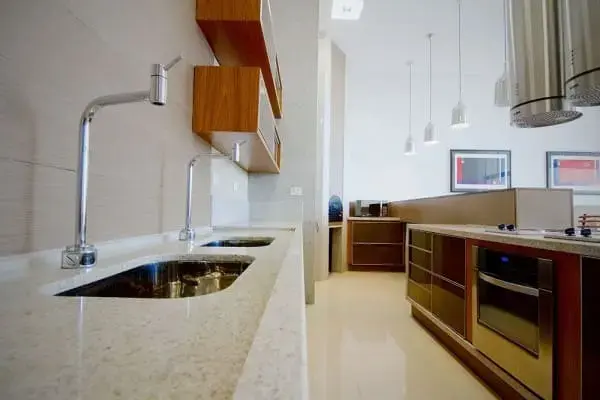 Granito branco Siena na cozinha com armários de madeira (foto: Arkpad)