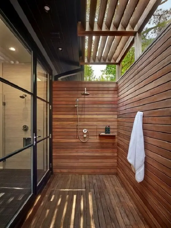 Banheiro para área externa revestido com madeira. Fonte: Decoratorist