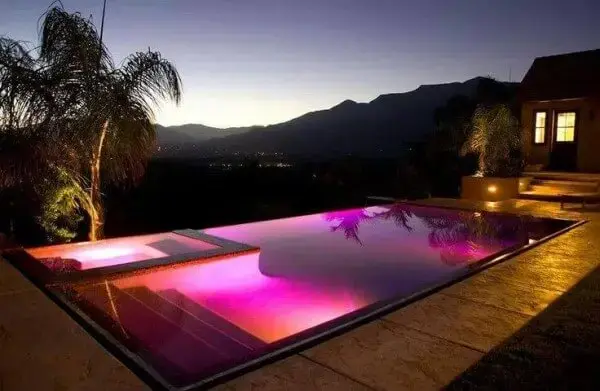 Iluminação de piscina: piscina com tons de roxo (foto: Pool Piscina)