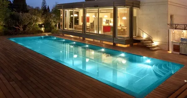 Iluminação de piscina com deck de madeira (foto: Entenda Antes)