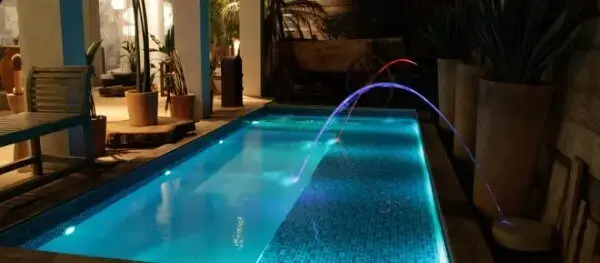 Iluminação de piscina com luminárias embutidas e jatos de água (foto: Blog HTH)