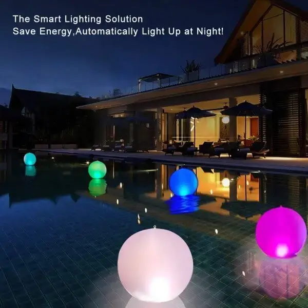 Iluminação de piscina com refletores flutuantes coloridos (foto: Amazon - Marca Esuper)