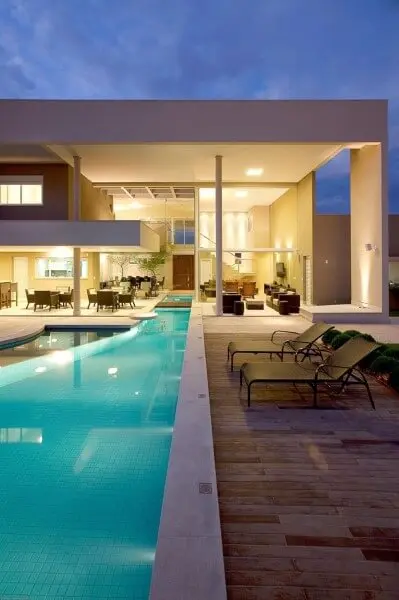 Iluminação em piscina e casa moderna (foto: Gil Carlos de Camillo)