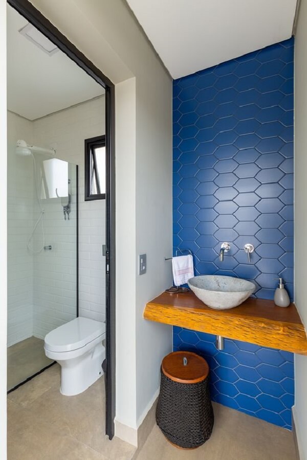 Modelo de banheiro externo pequeno. Fonte: Okna Arquitetura