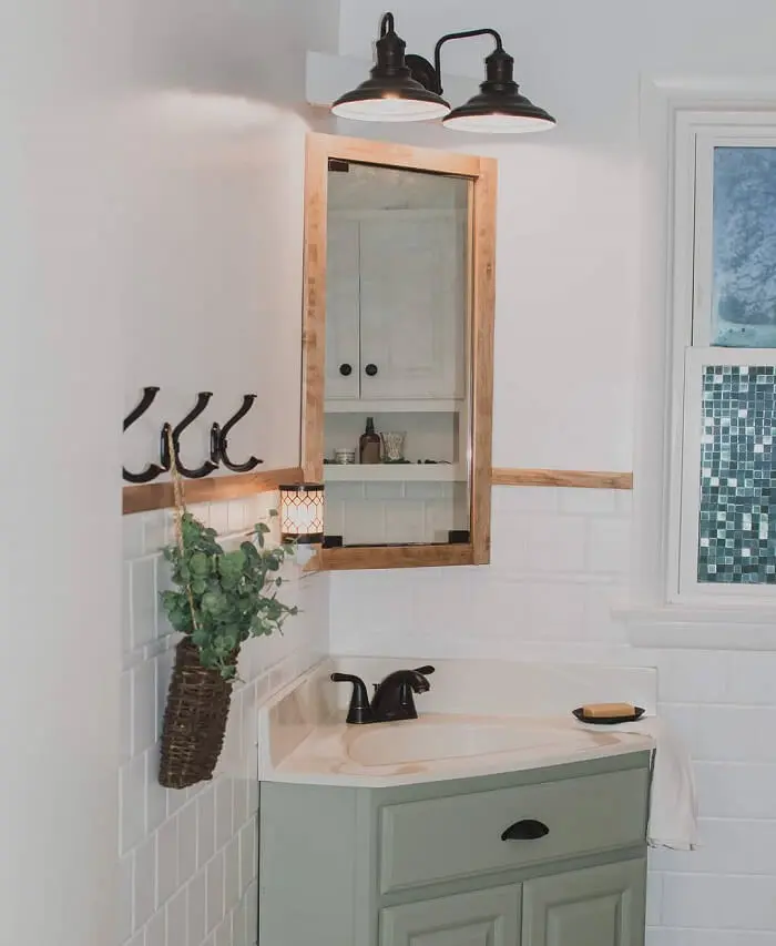 Os móveis planejados ajudam a otimizar o espaço no banheiro externo pequeno. Fonte: Katie