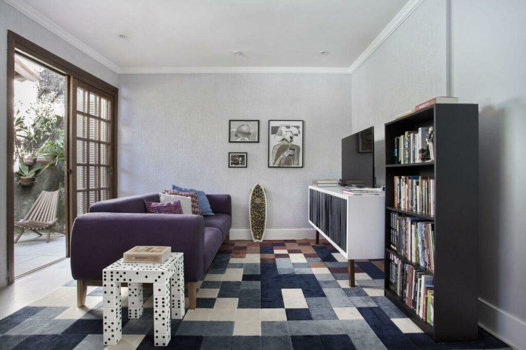 Sala de estar moderna com rodateto de gesso. Fonte: Mariana Martini
