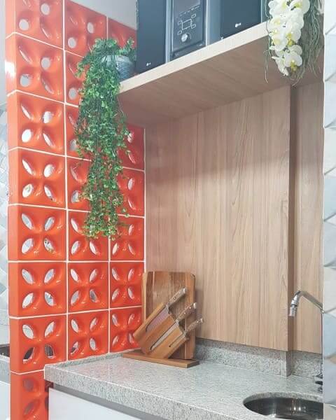 Tijolo vazado laranja em cozinha (foto: SR3 Arquitetura)