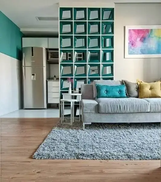 Tijolo vazado verde faz divisória entre sala de estar e cozinha (foto: Lopes)