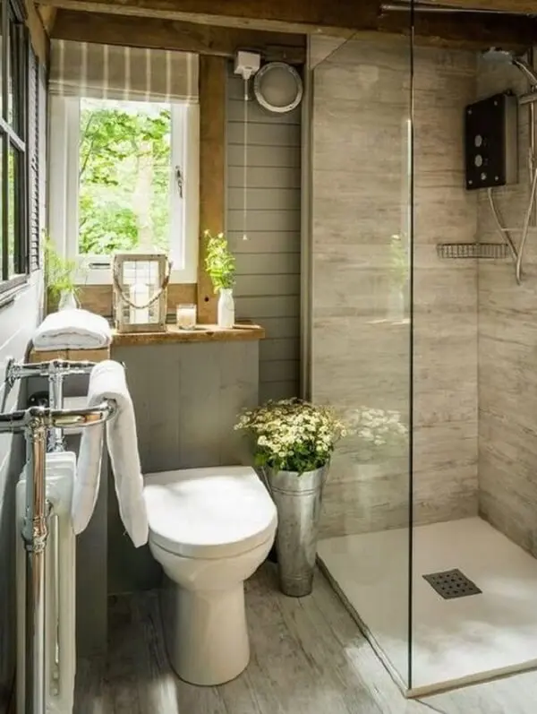 Use janelas no projeto para que o banheiro externo tenha uma boa ventilação. Fonte: Decoholic