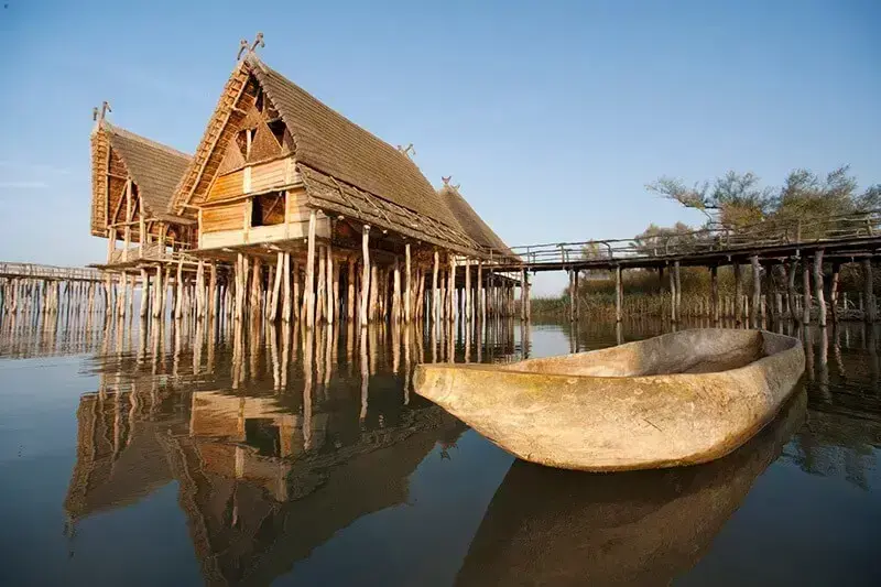A casa de palafita é uma edificação erguida em estacas de madeira sobre a o solo ou corpo d'água. Fonte: Casa Shopping