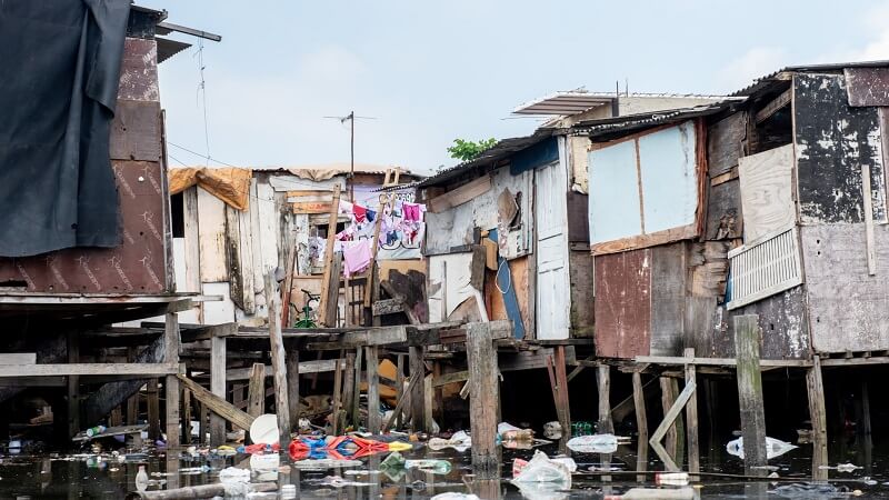 A maior favela de palafitas do Brasil fica localizada no Dique Vila Gilda, na baixada santista. Fonte: UOL