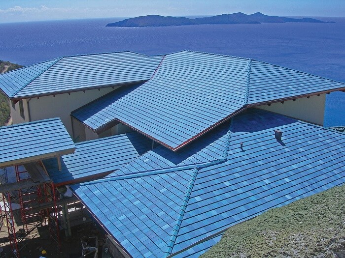 A tinta para telhado azul se mistura com a cor do mar. Fonte: Ludowici Roof Tile