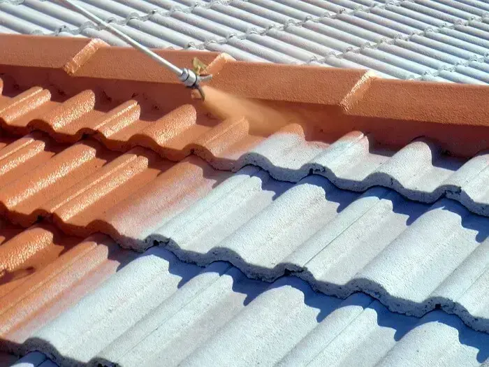 A tinta para telhado traz inúmeros benefícios para a cobertura do imóvel. Fonte: Distel Telhas