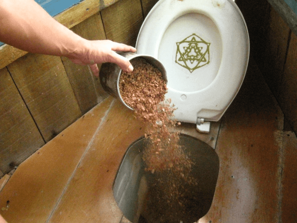 Banheiro seco: serragem é usada para cobrir excrementos (foto: Banheiros Ecológicos)