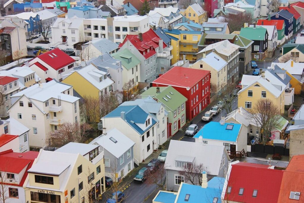O bairro fica mais colorido quando diversas casas fazem uso da tinta para telhado colorida. Fonte Freepik