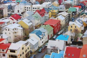 O bairro fica mais colorido quando diversas casas fazem uso da tinta para telhado colorida. Fonte: Freepik
