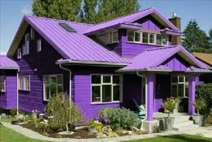 Tinta para telhado roxo imprime um projeto ousado e descontraído. Fonte: House Beautiful