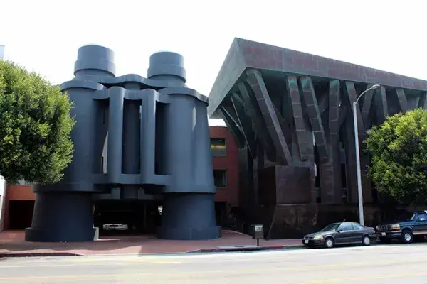 Arquitetura Pós-moderna Edifício Binóculo, de Frank Gehry em colaboração com o escultor Claes Oldenberg (foto Tendencee)