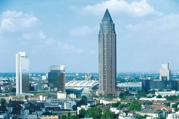 Arquitetura pós-moderna arranha-céu Messeturm, de Helmut Jahn