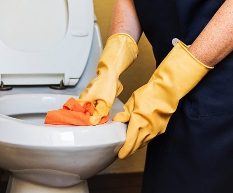 Durante a limpeza pós-obra lave bem o vaso sanitário, a cuba e higienize bem a área do box. Fonte: Triider