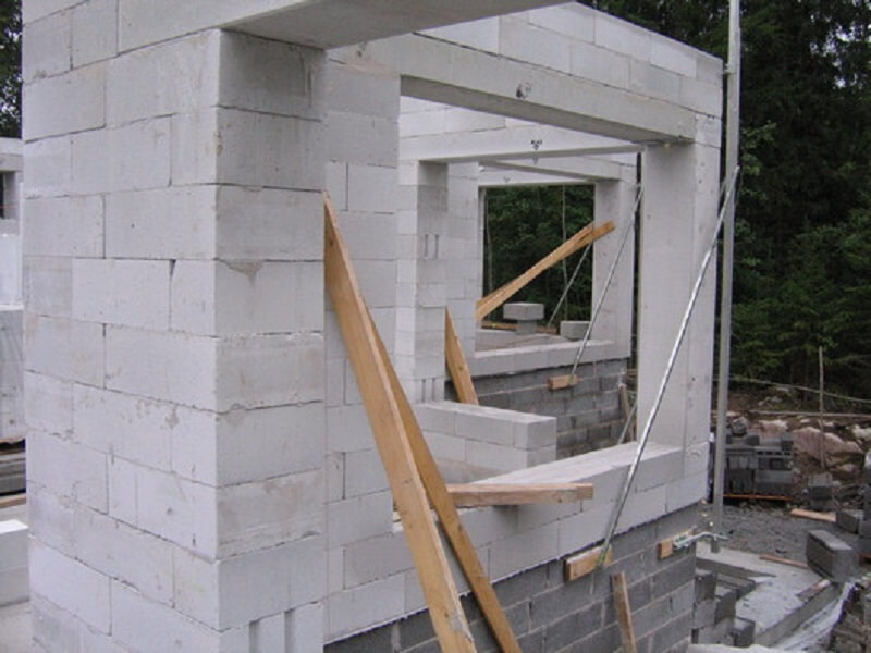 O bloco de concreto celular autoclavado garante estruturas mais leves. Fonte: ArchDaily